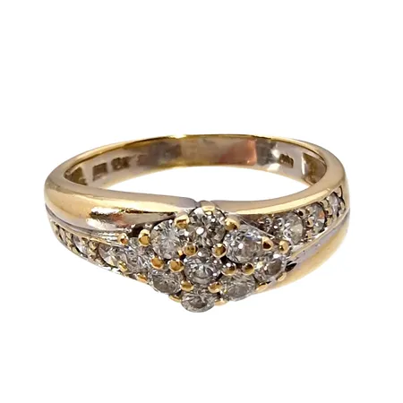 Diamantring från Guldfynd, 18K guld, Diamanter 15 st - stämplad 0,50 på insidan av skenan (6 x 0,01-0,02ct + 9 x 0,045-0,05ct, svensk kontrollstämpel, Guldfynd (GFAB), Ø17,0 mm, bredd 2,5 - 6 mm, fint skick  Vikt: 3,5 g