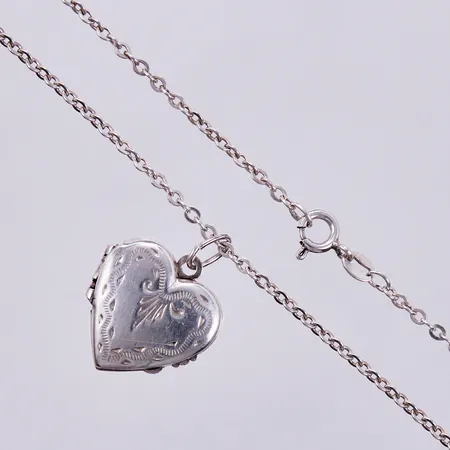 Kedja längd ca 45cm, bredd ca 2mm, medaljong längd ca 20mm, bredd ca 19mm, silver Vikt: 6,6 g
