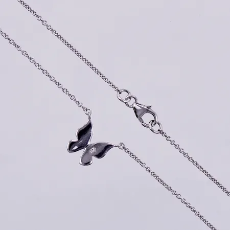 Collier med hänge Fjäril med vita stenar, längd ca 46,5cm, bredd ca 1-11mm, GHA, 925/1000 silver Vikt: 2,5 g