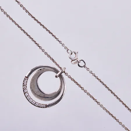 Kedja längd ca 44cm, bredd ca 1mm, hänge med vita stenar Ø28mm, 925/1000 silver Vikt: 9,7 g