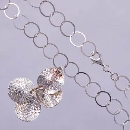 Collier längd ca 39m, bredd 10mm, hängets längd ca 38mm, silver Vikt: 11,8 g