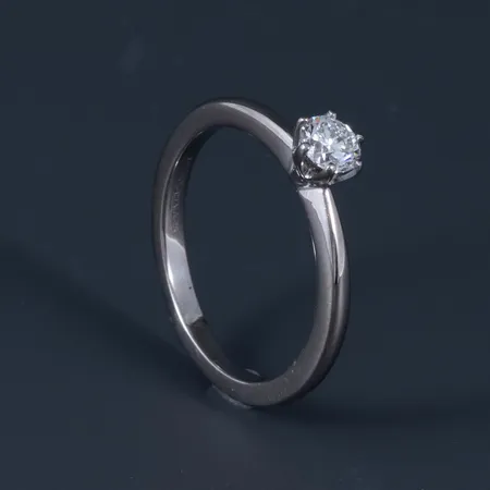 Solitärring i 18K vitt guld med 1 x 0,25ct briljantslipad diamant (ca W/si) i sexklofattning. Den är 1,7 - 4,8 mm bred, är i storlek 16 och väger 2,9g. Caratvikt stämplad i ringen. Stämplad GHA (Iduna AB, Varberg) & 750.
