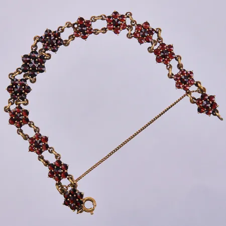 Armband med granater, längd ca 16cm, bredd ca 8mm, 830/1000 förgyllt silver Vikt: 13,1 g