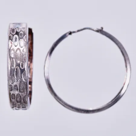 Ett par örhängen, Ø ca 3cm, bredd: ca 7mm, 830/1000 silver  Vikt: 4,6 g