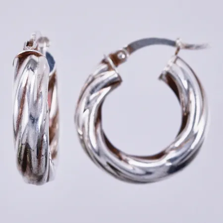 Ett par örhängen creoler, längd: ca 2cm, bredd: ca 5mm, 925/1000, silver Vikt: 5,3 g