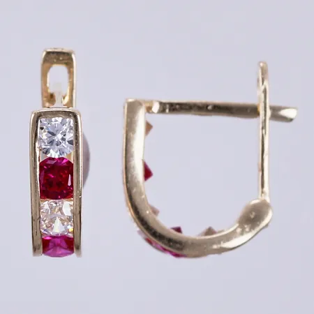 Ett par örhängen med vita och röda stenar, längd: ca 1cm, bredd: ca 3mm, 14K Vikt: 0,6 g