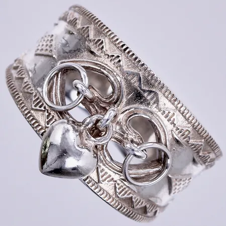 Ring, tillverkad av Tornedalens Hantverk, stl: 19¼, bredd: ca 5-13mm, 925/1000, silver Vikt: 7,6 g