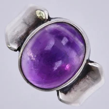 Ring med lila sten, stl: 14¼, bredd ca : 3-6mm, Ø10mm,  Vikt: 2,7 g