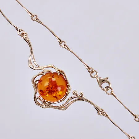 Collier med bärnsten, längd: ca 40,5cm, bredd: ca 1-25mm, bärnsten Ø ca 16mm, 14K  Vikt: 9,8 g