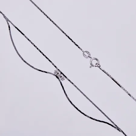 Collier med vita stenar, längd ca 41,5cm, bredd ca 1mm, 835/1000 silver Vikt: 3,9 g