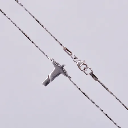 Kedja längd ca 46cm, bredd ca 1mm, hänge ca 15x14mm, 925/1000 silver Vikt: 2,8 g
