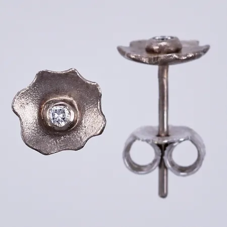 Ett par örhängen med diamanter ca 2x0,02ct, 18K  Vikt: 1,6 g