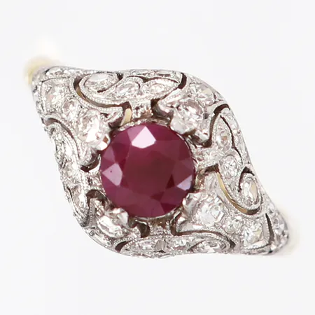 Ring med diamanter ca 40x0,01-0,03ct, röd sten, troligtvis Rubin, vitguld i fattning med genombruten dekor, gulguld i skena, stl 17½, bredd: 2-12mm, 14K  Vikt: 4,3 g