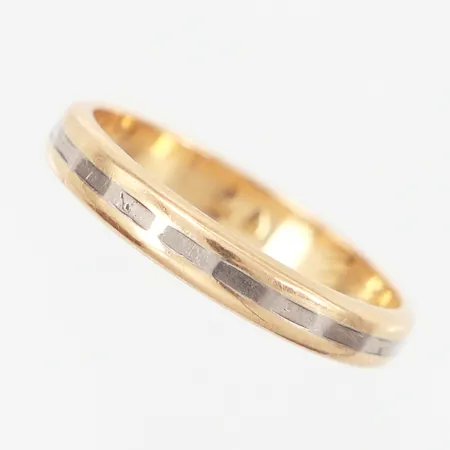 Ring med mönstrad dekor i vitguld, stl 19½, bredd: 3,5mm, gravyr, 18K Vikt: 4,3 g