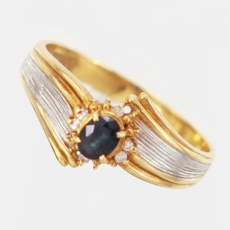 Ring med safir 1x0,35ct samt 6 diamanter tot. 0,04ct, stl 18½, bredd: 2,5-10mm, detaljer i vitguld, 18K Vikt: 3,1 g