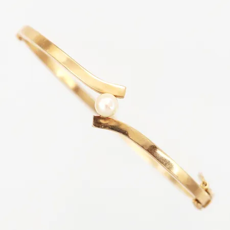 Armband stelt med pärla, innerdiameter: 64x50mm, bredd: 3-13mm, öppningsbart med säkerhetskedja, Juvelfabriken Ab Stockholm, år 1955, 18K Vikt: 9,3 g