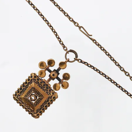 Collier i brons, kedjans längd 66cm, bredd: 3mm, hängdelen 75mm, bredd: 34mm, signerad P.SARPANEVA