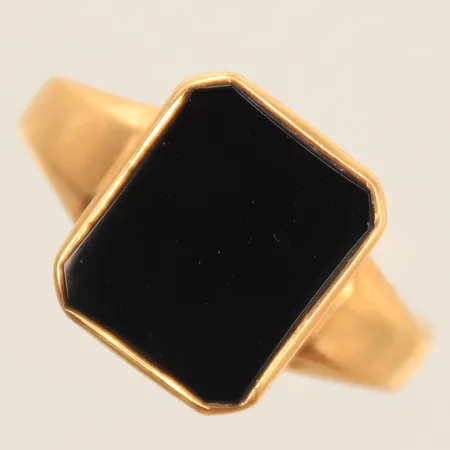 Klackring med svart sten, stl ca 19, skev skena, 18K, bruttovikt 2,8g Vikt: 2,8 g