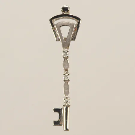 Hänge nyckel med 3 diamanter ca 0,01ct/st, vitguld, 34 mm, 18K 2,5g Vikt: 2,5 g