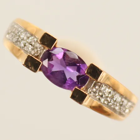 Ring med lila sten och 22 diamanter ca 0,005ct/st, stl 17, bredd 2,5-5,5mm, 18K 5g totalt