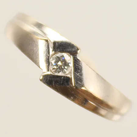 Ring vitguld med diamant 0,08ct enl gravyr, stl 16½, bredd 3-6mm, graverad, 18K 3,1g Vikt: 3,1 g