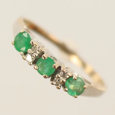 Ring med diamanter totalt ca 0,04ct, samt gröna stenar, vitguld, 18K Vikt: 2,6 g