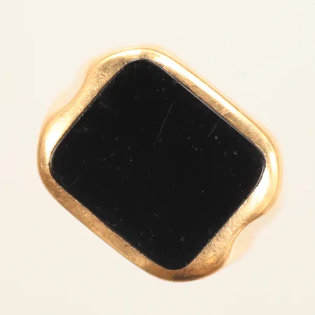 Klackring med svart sten, stl 20, bredd 2-15mm, 18K, bruttovikt 8,2g Vikt: 8,2 g