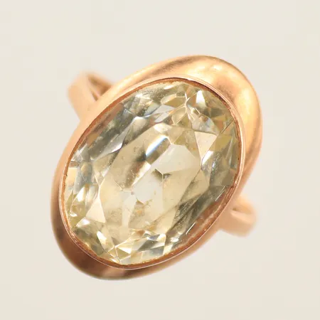 Ring med vit sten, stl 18, bredd 1,5-20mm, 14K, bruttovikt 6,6g Vikt: 6,6 g