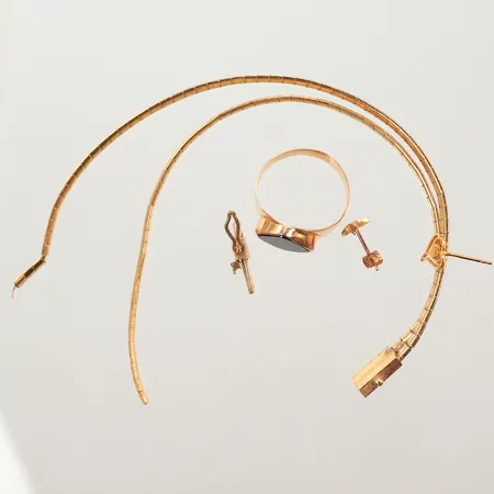Delar av armband, örhänge, ring, defekt, 18K, bruttovikt 19,3g Vikt: 19,3 g