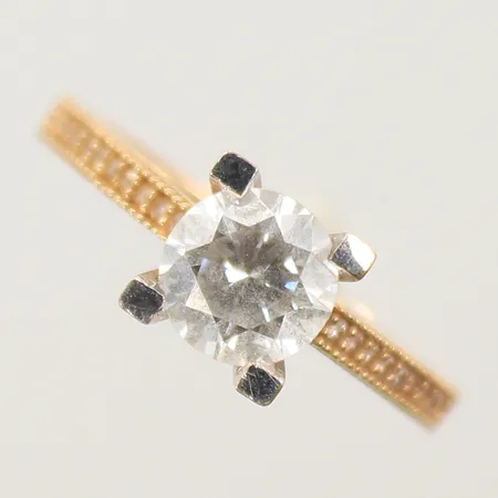 Ring med vita stenar, stl 16¾, bredd 1-6mm, en sten saknas, 14K, bruttovikt 2,5g Vikt: 2,4 g