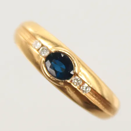 Ring med diamanter, totalt ca. 0,04ct, samt blå stenar, stl 18½, bredd 1-5mm, 18K Vikt: 3,5 g
