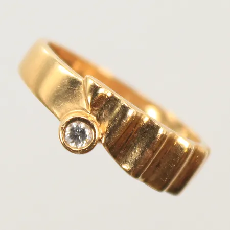 Ring med vit sten, stl 17¼, 18K Vikt: 3,7 g