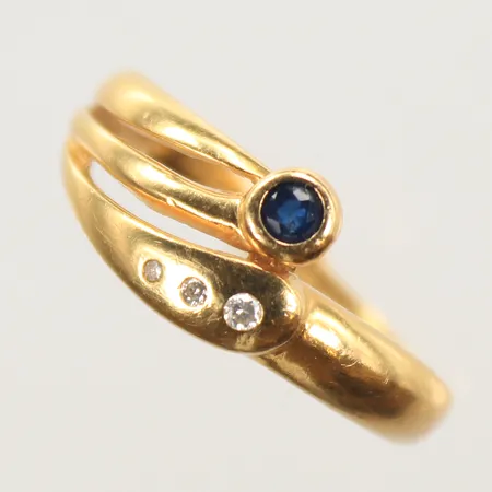 Ring med diamanter totalt ca 0,02ct, samt blå sten, stl 18½, bredd 1-7mm, 18K Vikt: 4 g