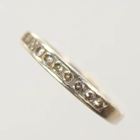 Ring med vita stenar, stl 17¾, bredd 3mm, 925/1000, 2,1g Vikt: 2,1 g