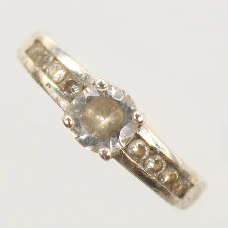 Ring med vita stenar, stl 18¼, bredd 2-6mm, 925/1000, 2,9g Vikt: 2,9 g
