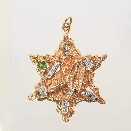 Hänge tvåfärgad med 13 diamanter 8/8-slipade ca 0,02ct/st & 1 grön sten. 55x55mm exkl ögla, 14K 24,2g 