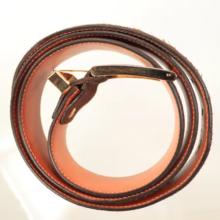 Ett läderbälte med guldspänne, längd 117cm, bredd 32mm, gravyr, 18K, bruttovikt 162,8g (guldvikt ca 40g) 