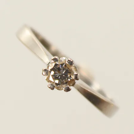 Ring vitguld med diamant 0,27ct enl gravyr, stl 17¼, bredd 2-5mm, 18K 2,7g Vikt: 2,7 g