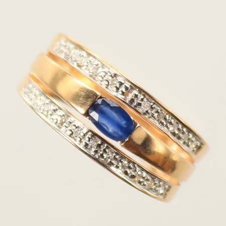 Ring, rödguld/vitguld med blå sten och diamanter ca 21 x ca 0,005-0,01ct, diamant saknas, stl ca 16¾, 18K, 3,6g 