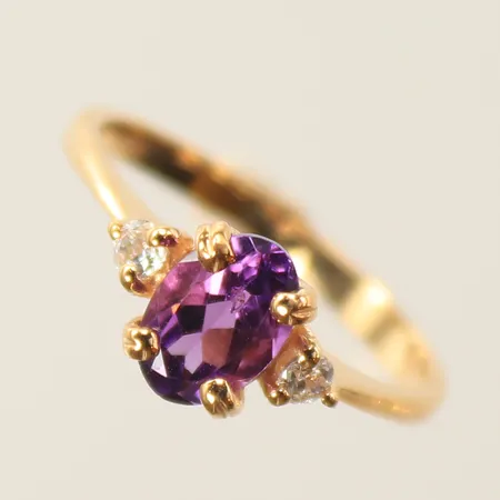 Ring med mörklila sten och diamanter 2 x ca 0,03ct, stl ca 15¾, bredd 2-7mm, lila sten nagg i botten, 18K, 2g 