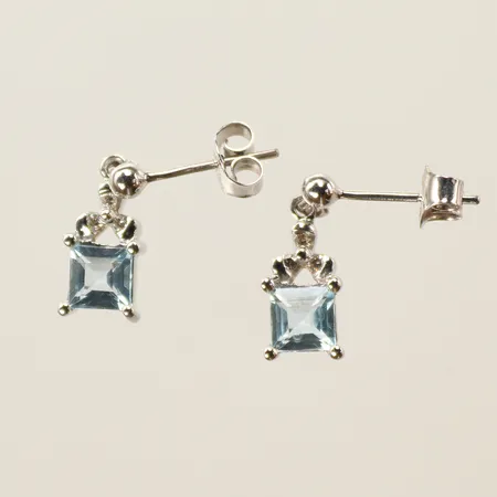 Ett par örhängen vitguld med ljusblå stenar och diamanter 6 x ca 0,005ct, längd ca 17mm, bredd 2-6mm, ojämna stift, 18K, bruttovikt 3,4g 