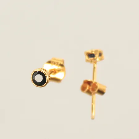 Ett par örhängen med mörkblå stenar, Ø4mm, något skeva stift, 18K  Vikt: 0,8 g