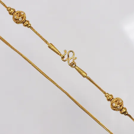 Collier, två integrerade berlocker, vita stenar, 54cm, bredd 1,7-10,3mm, s-lås, thaiguld 2 baht, 23K 30,4gram Vikt: 30,4 g