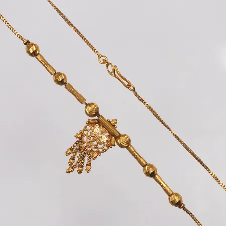 Collier, 40,5cm, hängdel ca 25mm, defekt i länk, 22K  Vikt: 10,7 g