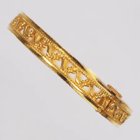 Barnarmband, ca Ø42mm, bredd 6,7mm, skruvlås, något skev, 22K  Vikt: 6,7 g