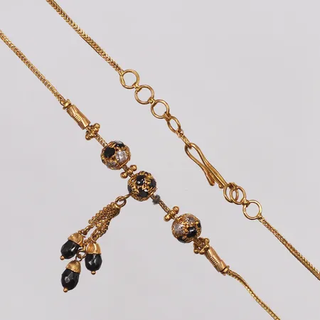 Collier, svarta & vita stenar, 39-41cm, vridna länkar, intrasslat tråd, 22K  Vikt: 9,7 g