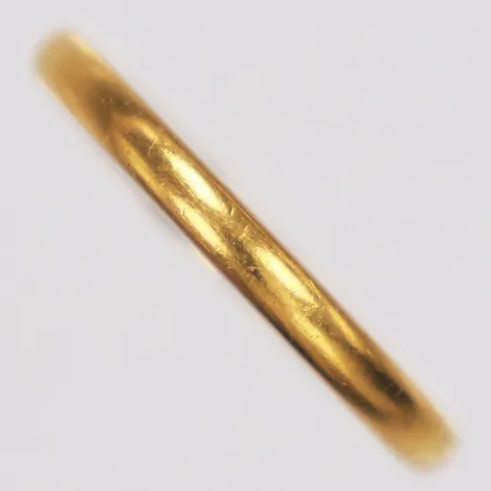 Ring, slät, år 1945, stl 20¼, bredd 2,5mm, gravyr, 23K  Vikt: 3,8 g