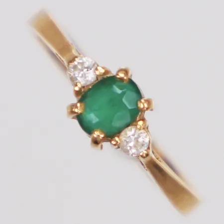Ring, troligen smaragd, vita stenar, stl 15, bredd 1,7-5,3mm, 18K  Vikt: 1,5 g