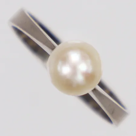 Ring, odlad saltvattenpärla, City Guld år 1975, stl 18¼, vitguld, 18K  Vikt: 3,4 g