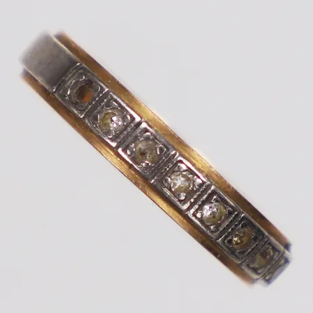 Ring, vita stenar, stl 16½, bredd 3,8mm, tvåfärgad, slitna stenar, en sten saknas, gravyr, 18K  Vikt: 4,5 g